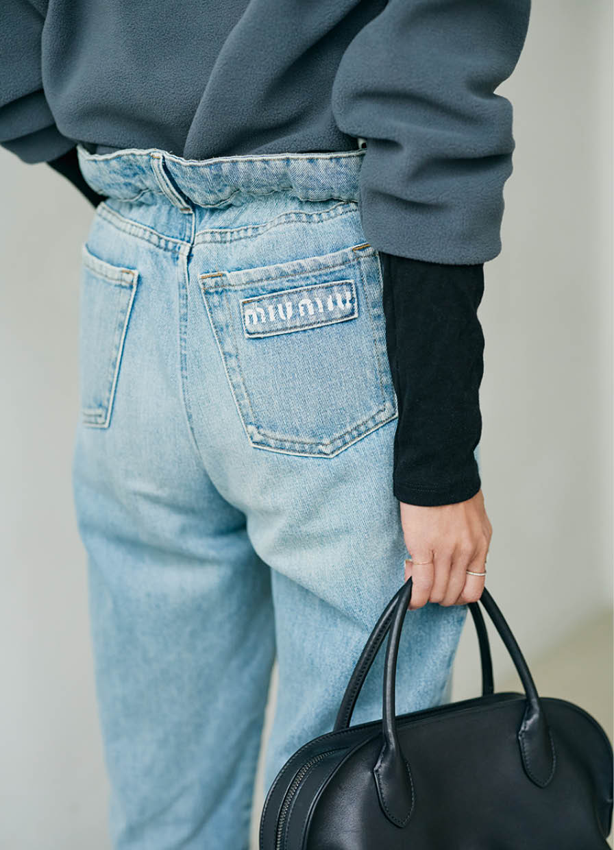 SEAのフリースプルオーバー、PETIT BATEAUのトップス、MIU MIUのデニムパンツ、COUDREのピアスとネックレス、THE ROWのバッグ、Dhyana.のシューズ／全て本人私物