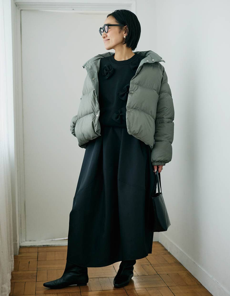 Traditional Weatherwearのダウンジャケット、COUDREのニットとピアスとバッグ、LANVIN en Bleuのスカート、LAPIMAの眼鏡、Dhyana.のブーツ／全て本人私物