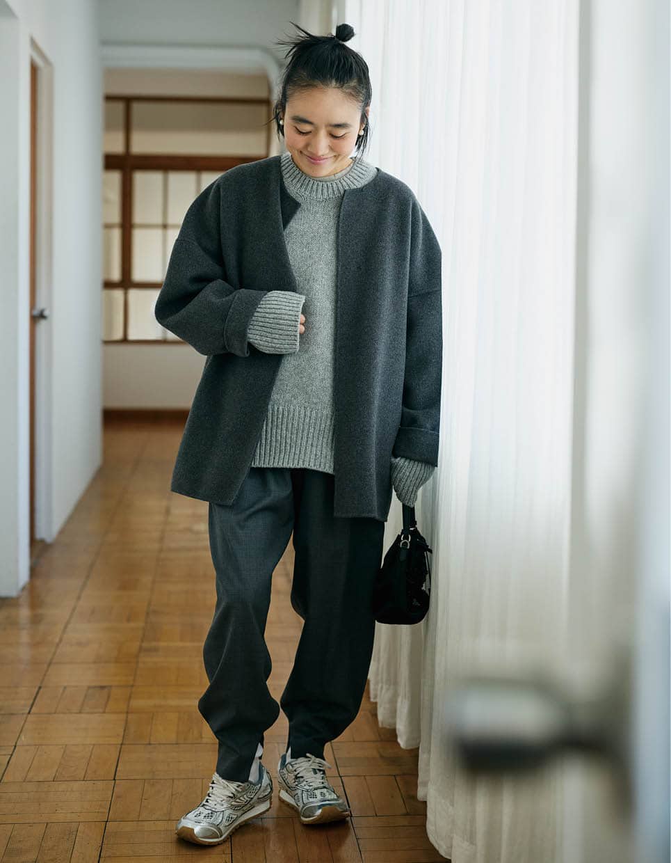 THE ROWのノーカラーコート、GALERIE VIEのニット、Cygneのパンツ、HERMÈSのバッグ、BOTTEGA VENETAのスニーカー／全て本人私物