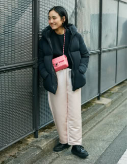 WOOLRICHのダウンジャケット、YLÈVEのトップス、SEAのパンツ、COUDREのピアス、CHANELのバッグ、Dhyana.のシューズ／全て本人私物