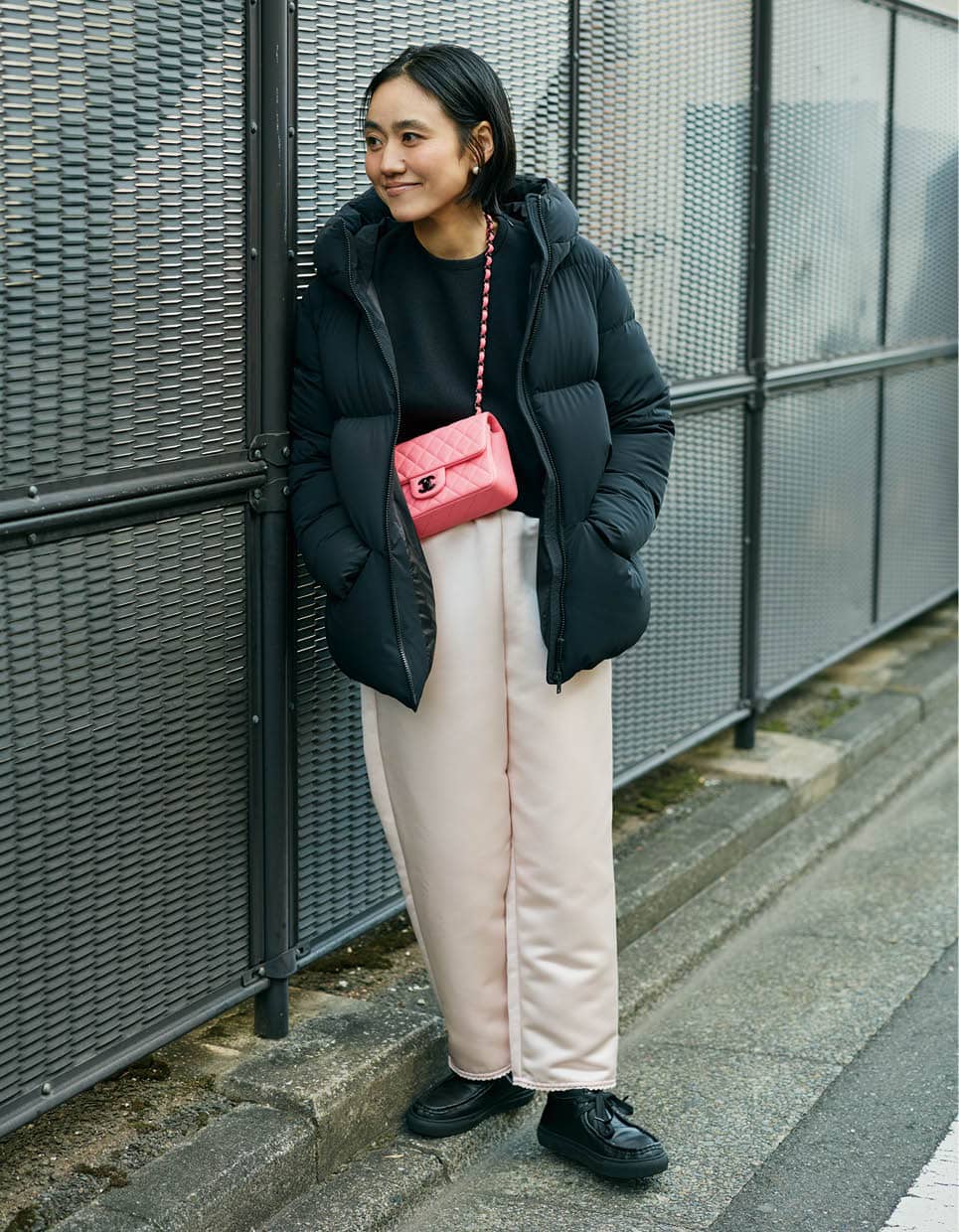 WOOLRICHのダウンジャケット、YLÈVEのトップス、SEAのパンツ、COUDREのピアス、CHANELのバッグ、Dhyana.のシューズ／全て本人私物