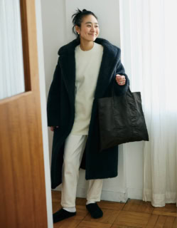 Max Maraのテディコート、COUDREのニットとデニムパンツとピアス、THE ROWのバッグとシューズ／全て本人私物