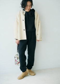 TOMORROWLAND.Bのコート、JAMES PERSEのセットアップ、COUDREのコサージュとピアス、PRADAのポーチ、JIL SANDERのシューズ／全て本人私物