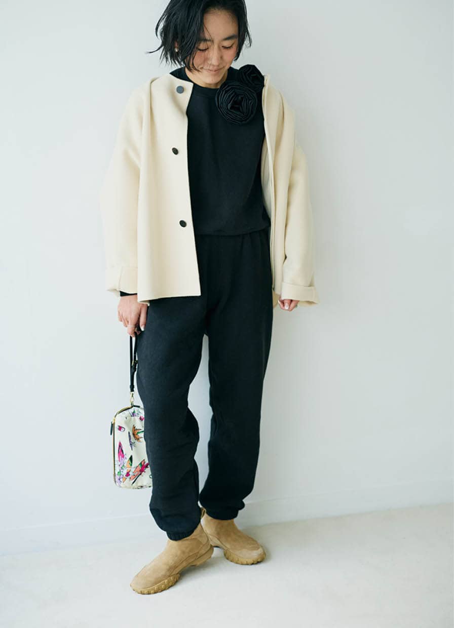 TOMORROWLAND.Bのコート、JAMES PERSEのセットアップ、COUDREのコサージュとピアス、PRADAのポーチ、JIL SANDERのシューズ／全て本人私物