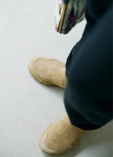 TOMORROWLAND.Bのコート、JAMES PERSEのセットアップ、COUDREのコサージュとピアス、PRADAのポーチ、JIL SANDERのシューズ／全て本人私物