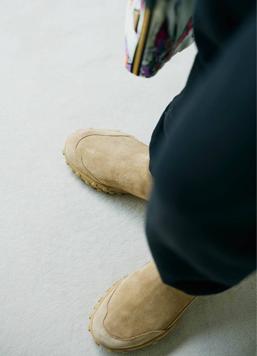 TOMORROWLAND.Bのコート、JAMES PERSEのセットアップ、COUDREのコサージュとピアス、PRADAのポーチ、JIL SANDERのシューズ／全て本人私物