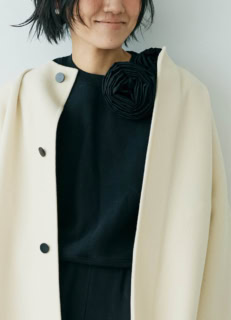 TOMORROWLAND.Bのコート、JAMES PERSEのセットアップ、COUDREのコサージュとピアス、PRADAのポーチ、JIL SANDERのシューズ／全て本人私物