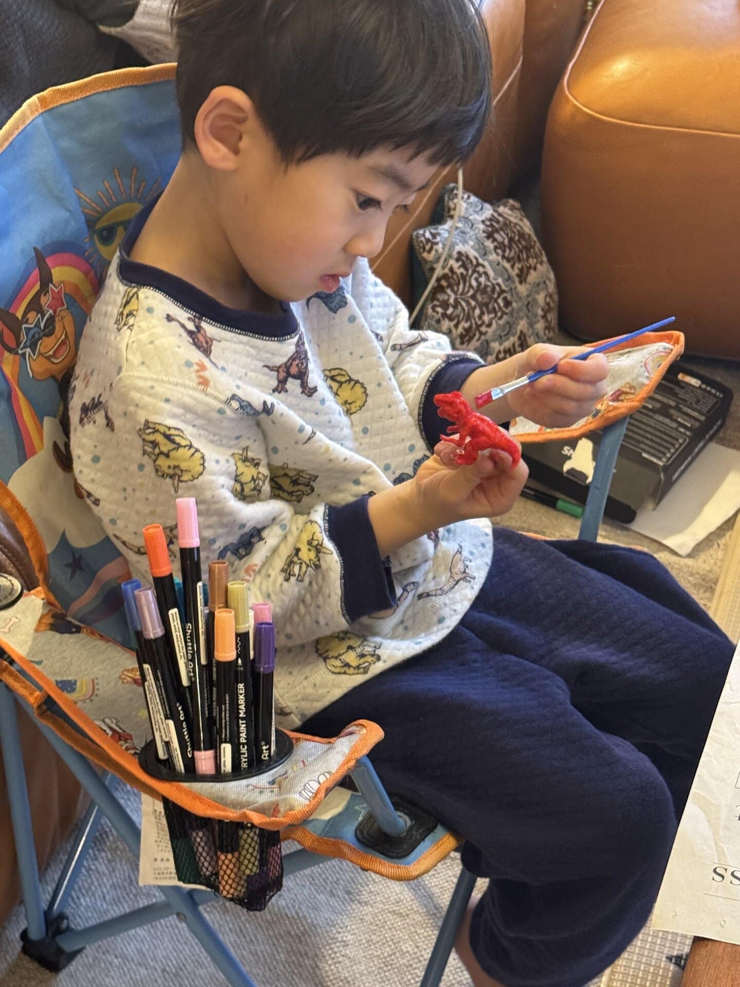 息子はそれを覚えていて、翌朝起きてすぐに「恐竜の塗るやつやる～！」と