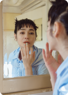 半袖シャツ¥77,000、スカーフ¥50,600（共にマディソンブルー）、スカート¥49,500、ブルゾン¥85,800（共にオーラリー）、バッグ¥8,250（別注ブリジットタナカ／スーパー エー マーケット 青山）、サンダル¥64,900（ペリーコ／アマン）