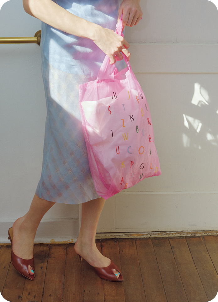 半袖シャツ¥77,000、スカーフ¥50,600（共にマディソンブルー）、スカート¥49,500、ブルゾン¥85,800（共にオーラリー）、バッグ¥8,250（別注ブリジットタナカ／スーパー エー マーケット 青山）、サンダル¥64,900（ペリーコ／アマン）