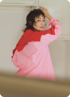 シャツ¥35,200（レイター／サードマガジン）、カーディガン¥24,200（アダム エ ロペ）、パンツ¥26,400（ザ シンゾーン／シンゾーン 表参道本店）、ビーチサンダル¥5,940（アーチーズフットウェア／サードマガジン）