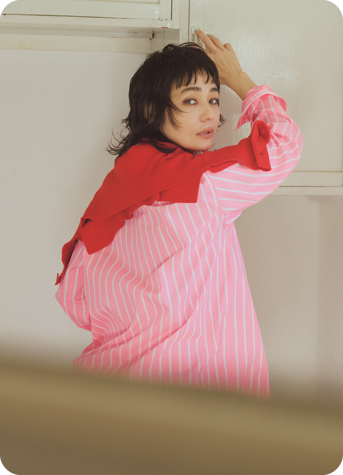 シャツ¥35,200（レイター／サードマガジン）、カーディガン¥24,200（アダム エ ロペ）、パンツ¥26,400（ザ シンゾーン／シンゾーン 表参道本店）、ビーチサンダル¥5,940（アーチーズフットウェア／サードマガジン）