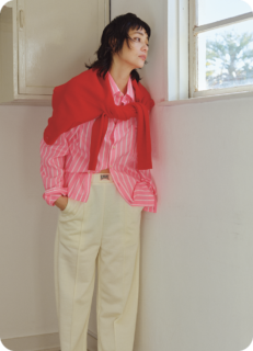 シャツ¥35,200（レイター／サードマガジン）、カーディガン¥24,200（アダム エ ロペ）、パンツ¥26,400（ザ シンゾーン／シンゾーン 表参道本店）、ビーチサンダル¥5,940（アーチーズフットウェア／サードマガジン）