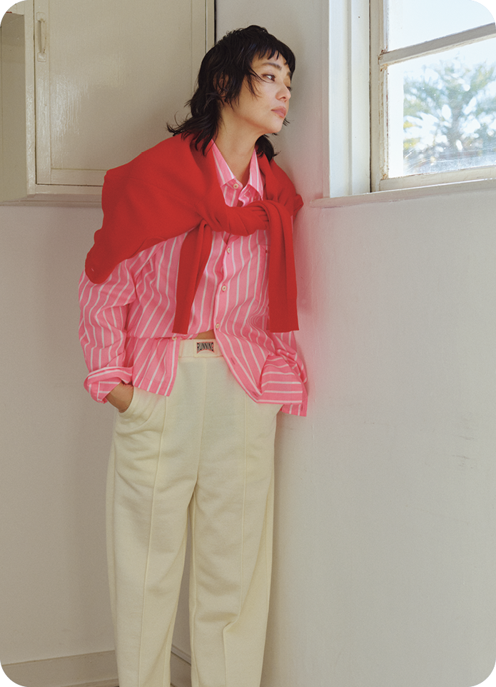 シャツ¥35,200（レイター／サードマガジン）、カーディガン¥24,200（アダム エ ロペ）、パンツ¥26,400（ザ シンゾーン／シンゾーン 表参道本店）、ビーチサンダル¥5,940（アーチーズフットウェア／サードマガジン）