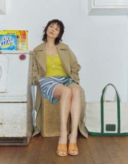 トレンチコート¥163,900（ドゥロワー／ドゥロワー青山店）、タンクトップ¥26,400、ブラ※ショーツとのセット¥29,700（共にオーラリー）、ニットパンツ¥69,300（ウエスト ヤーン プロジェクト／ロンハーマン）、サンダル¥143,000※参考商品・参考価格（セルジオ ロッシ／セルジオ ロッシ ジャパン カスタマーサービス）、バッグ¥89,100（ルッツ モリス／アマン）