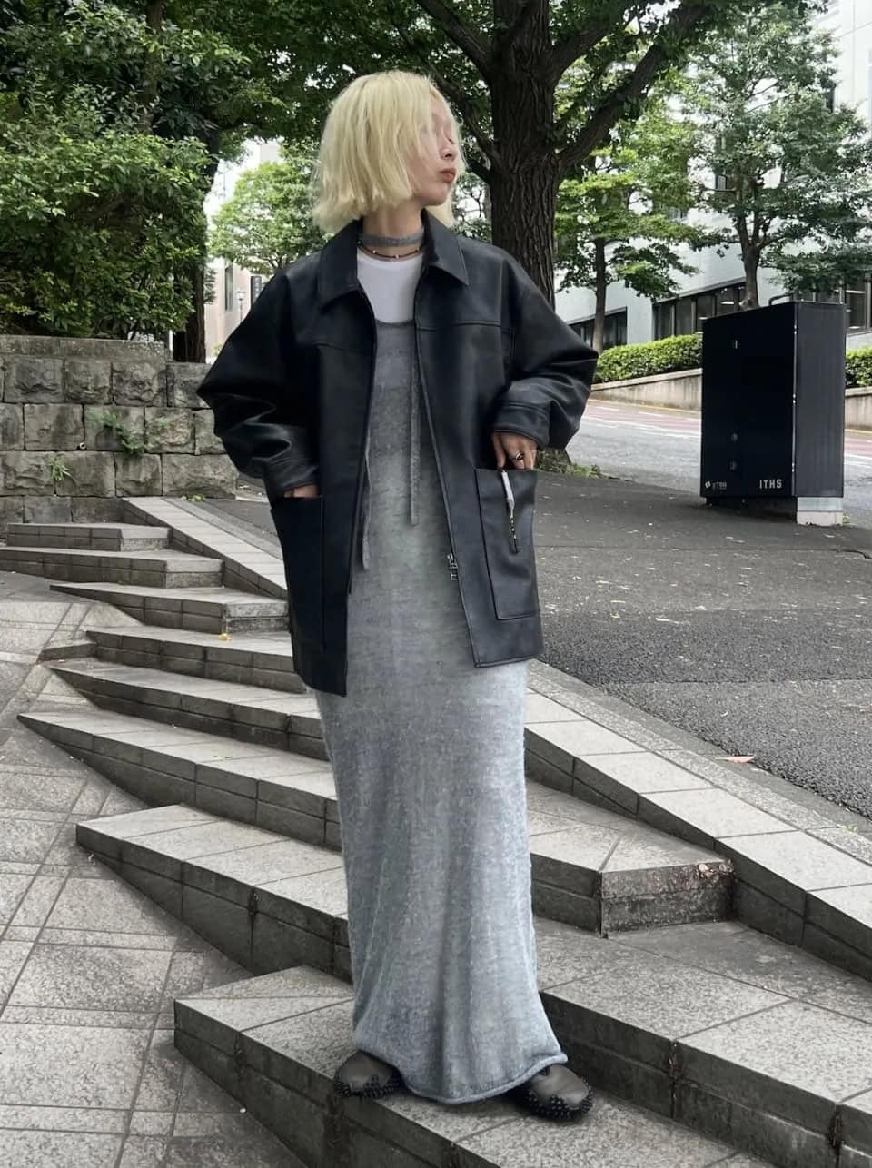 エミのジャケットとワンピース、エミ×プーマのスニーカー、その他全て本人私物