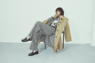 コート¥147,400（アクアスキュータム×レサージュ）、ジャケット¥47,300、パンツ¥31,900、Vネックニット¥19,800、中に着たレースキャミソール¥16,500（全てジャーナル スタンダード レサージュ）、ローファー¥32,450（カミナンド／全てジャーナル スタンダード レサージュ 銀座店）