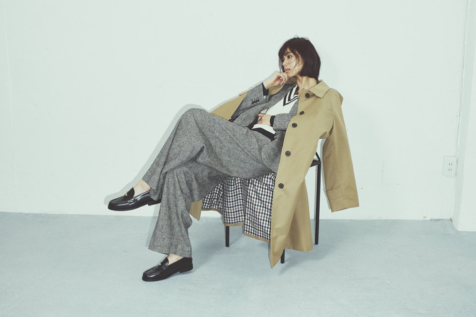 コート¥147,400（アクアスキュータム×レサージュ）、ジャケット¥47,300、パンツ¥31,900、Vネックニット¥19,800、中に着たレースキャミソール¥16,500（全てジャーナル スタンダード レサージュ）、ローファー¥32,450（カミナンド／全てジャーナル スタンダード レサージュ 銀座店）