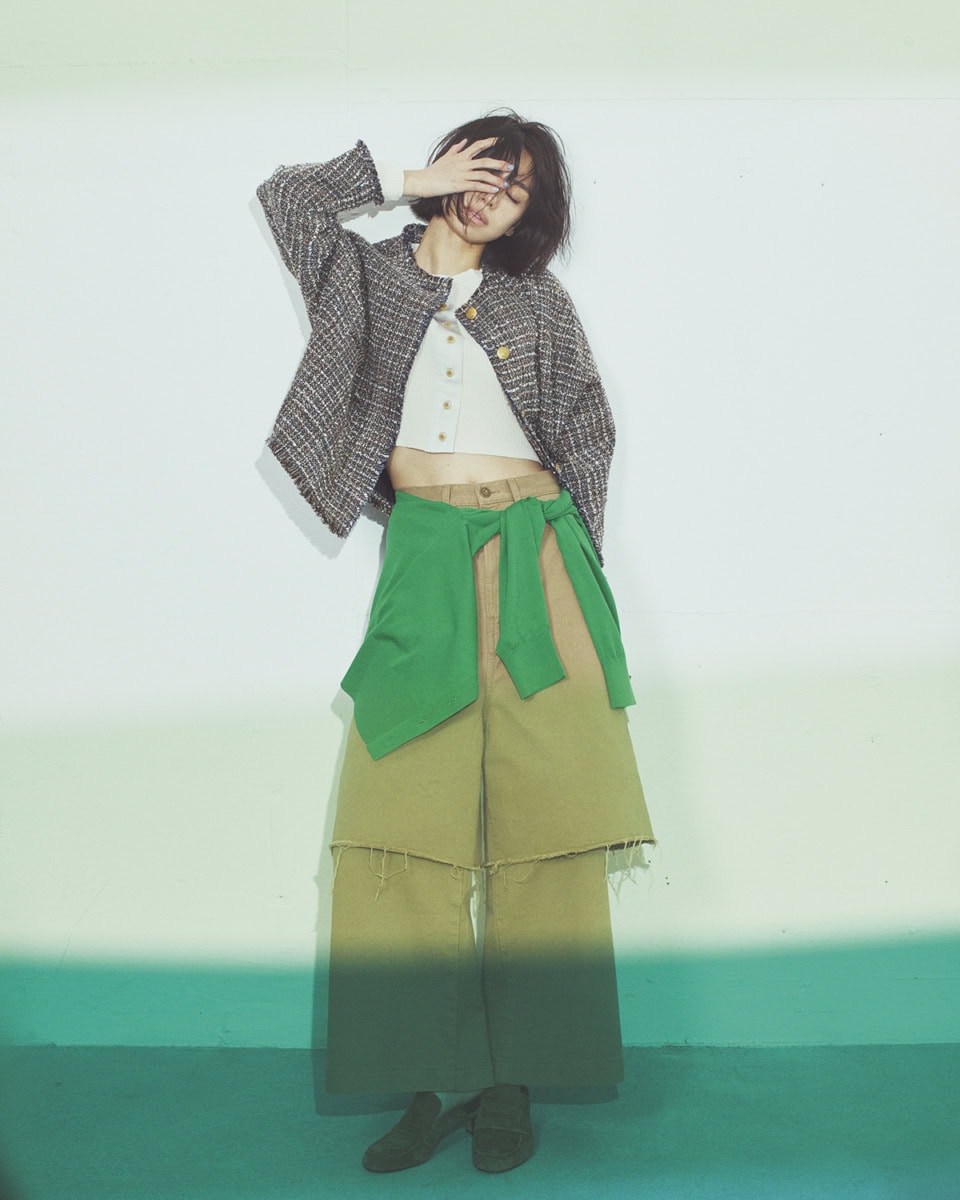 ツイードジャケット¥48,400、腰に巻いたカーディガン¥18,700（共にジャーナル スタンダード レサージュ）、ショートトップス¥19,800、レイヤードチノパン¥44,000（共にウーア）、ローファーミュール¥47,300（ジェーン スミス／全てジャーナル スタンダード レサージュ 銀座店）