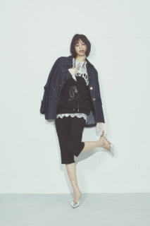 デニムジャケット¥80,300（マッキントッシュ※別注）、スエット¥27,500（アンスクリア※別注）、レースブラウス¥30,800（ウーア）、サイクルパンツ¥16,500（ジャーナル スタンダード レサージュ）、ポーチ付きネックレス¥19,800（イッチ）、バッグ¥38,500（バケット バゲージ）、シューズ¥68,200（ネブローニ／全てジャーナル スタンダード レサージュ 銀座店）