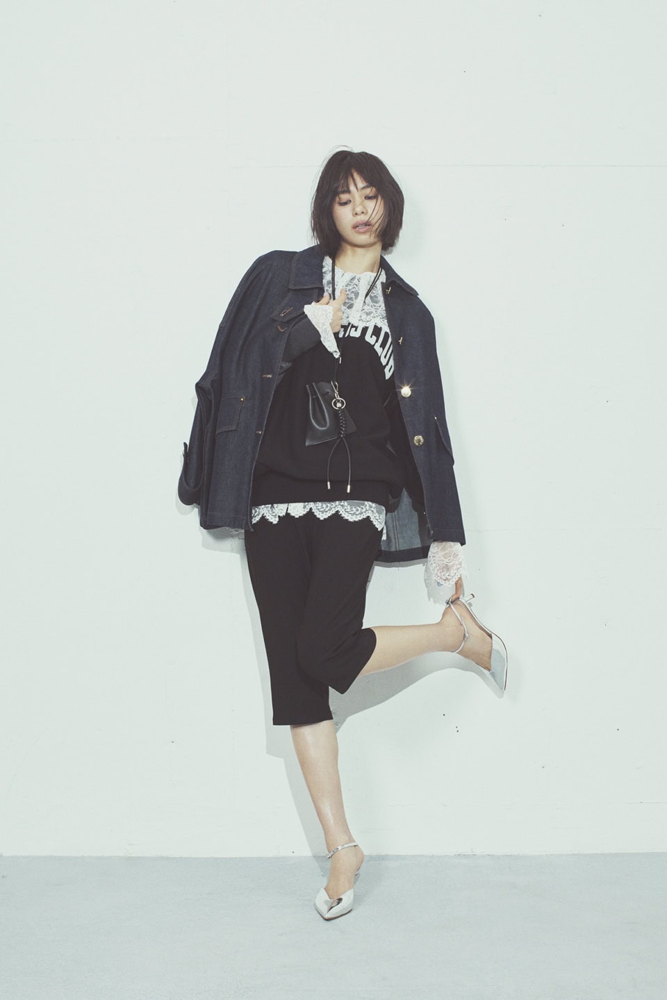 デニムジャケット¥80,300（マッキントッシュ※別注）、スエット¥27,500（アンスクリア※別注）、レースブラウス¥30,800（ウーア）、サイクルパンツ¥16,500（ジャーナル スタンダード レサージュ）、ポーチ付きネックレス¥19,800（イッチ）、バッグ¥38,500（バケット バゲージ）、シューズ¥68,200（ネブローニ／全てジャーナル スタンダード レサージュ 銀座店）