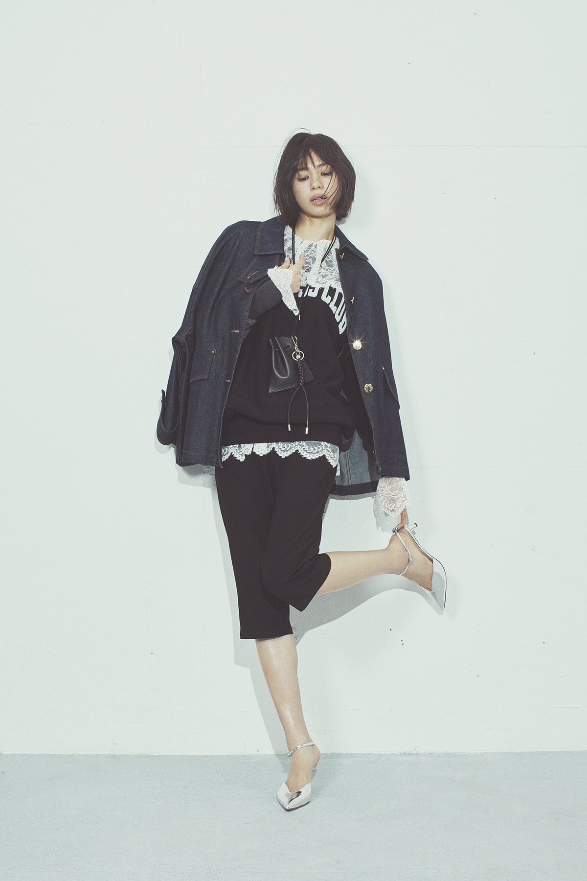 デニムジャケット¥80,300（マッキントッシュ※別注）、スエット¥27,500（アンスクリア※別注）、レースブラウス¥30,800（ウーア）、サイクルパンツ¥16,500（ジャーナル スタンダード レサージュ）、ポーチ付きネックレス¥19,800（イッチ）、バッグ¥38,500（バケット バゲージ）、シューズ¥68,200（ネブローニ／全てジャーナル スタンダード レサージュ 銀座店）