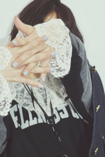 デニムジャケット¥80,300（マッキントッシュ※別注）、スエット¥27,500（アンスクリア※別注）、レースブラウス¥30,800（ウーア）、サイクルパンツ¥16,500（ジャーナル スタンダード レサージュ）、ポーチ付きネックレス¥19,800（イッチ）、バッグ¥38,500（バケット バゲージ）、シューズ¥68,200（ネブローニ／全てジャーナル スタンダード レサージュ 銀座店）