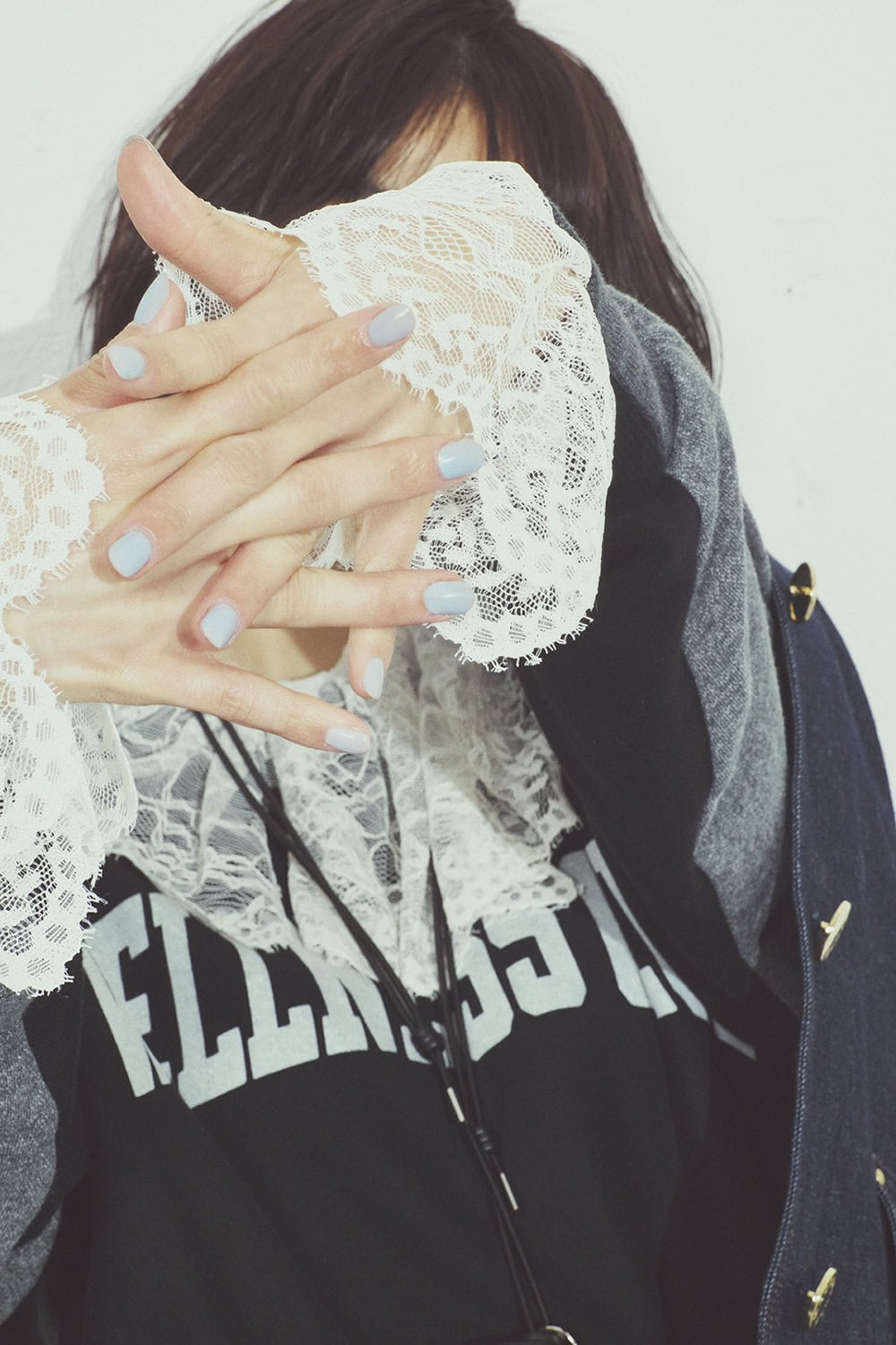 デニムジャケット¥80,300(マッキントッシュ※別注)、スエット¥27,500(アンスクリア※別注)、レースブラウス¥30,800(ウーア)、サイクルパンツ¥16,500(ジャーナル スタンダード レサージュ)、ポーチ付きネックレス¥19,800(イッチ)、バッグ¥38,500(バケット バゲージ)、シューズ¥68,200(ネブローニ/全てジャーナル スタンダード レサージュ 銀座店)