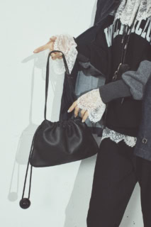 デニムジャケット¥80,300（マッキントッシュ※別注）、スエット¥27,500（アンスクリア※別注）、レースブラウス¥30,800（ウーア）、サイクルパンツ¥16,500（ジャーナル スタンダード レサージュ）、ポーチ付きネックレス¥19,800（イッチ）、バッグ¥38,500（バケット バゲージ）、シューズ¥68,200（ネブローニ／全てジャーナル スタンダード レサージュ 銀座店）