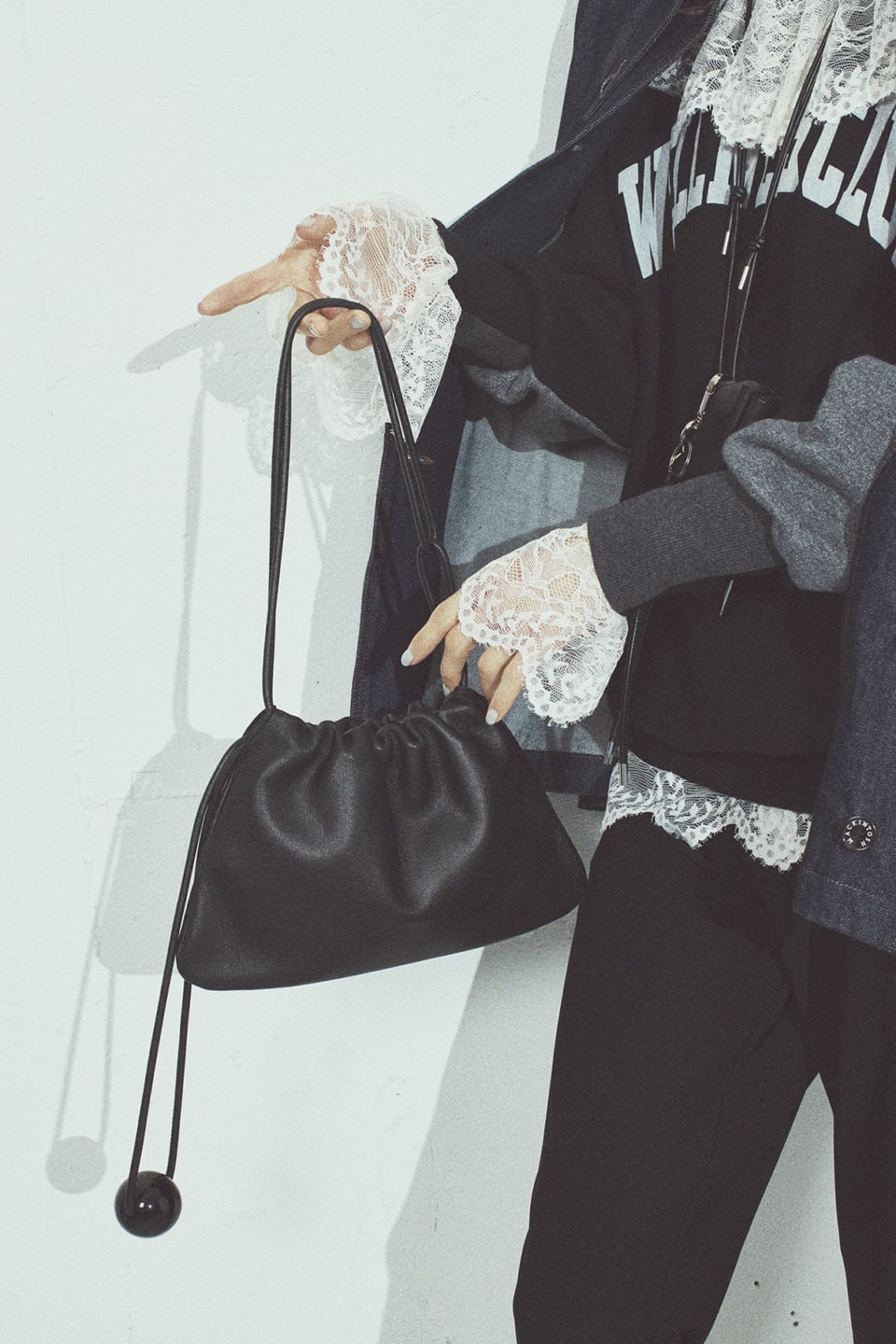 デニムジャケット¥80,300（マッキントッシュ※別注）、スエット¥27,500（アンスクリア※別注）、レースブラウス¥30,800（ウーア）、サイクルパンツ¥16,500（ジャーナル スタンダード レサージュ）、ポーチ付きネックレス¥19,800（イッチ）、バッグ¥38,500（バケット バゲージ）、シューズ¥68,200（ネブローニ／全てジャーナル スタンダード レサージュ 銀座店）