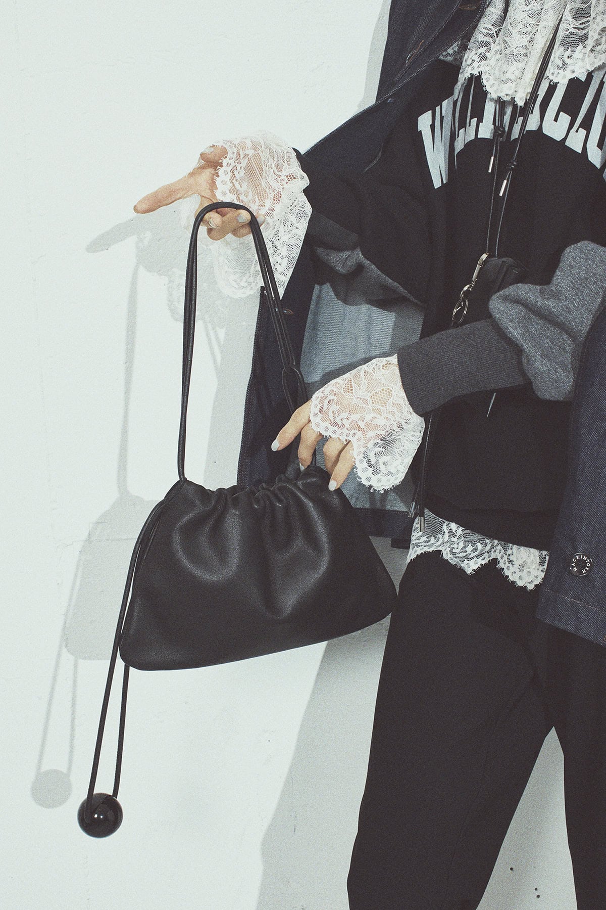 デニムジャケット¥80,300(マッキントッシュ※別注)、スエット¥27,500(アンスクリア※別注)、レースブラウス¥30,800(ウーア)、サイクルパンツ¥16,500(ジャーナル スタンダード レサージュ)、ポーチ付きネックレス¥19,800(イッチ)、バッグ¥38,500(バケット バゲージ)、シューズ¥68,200(ネブローニ/全てジャーナル スタンダード レサージュ 銀座店)