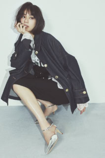 デニムジャケット¥80,300（マッキントッシュ※別注）、スエット¥27,500（アンスクリア※別注）、レースブラウス¥30,800（ウーア）、サイクルパンツ¥16,500（ジャーナル スタンダード レサージュ）、ポーチ付きネックレス¥19,800（イッチ）、バッグ¥38,500（バケット バゲージ）、シューズ¥68,200（ネブローニ／全てジャーナル スタンダード レサージュ 銀座店）