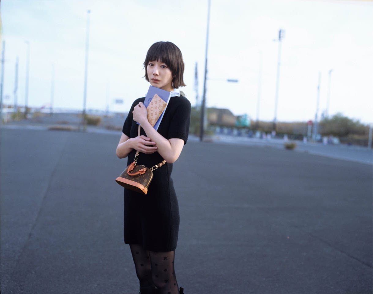 旅好きの夏帆さんと【ルイ・ヴィトン】ギュッと収納する旅の相棒「アルマ」はピンクで春気分に