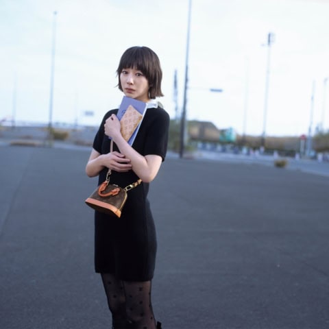 旅好きの夏帆さんと【ルイ・ヴィトン】ギュッと収納する旅の相棒「アルマ」はピンクで春気分に