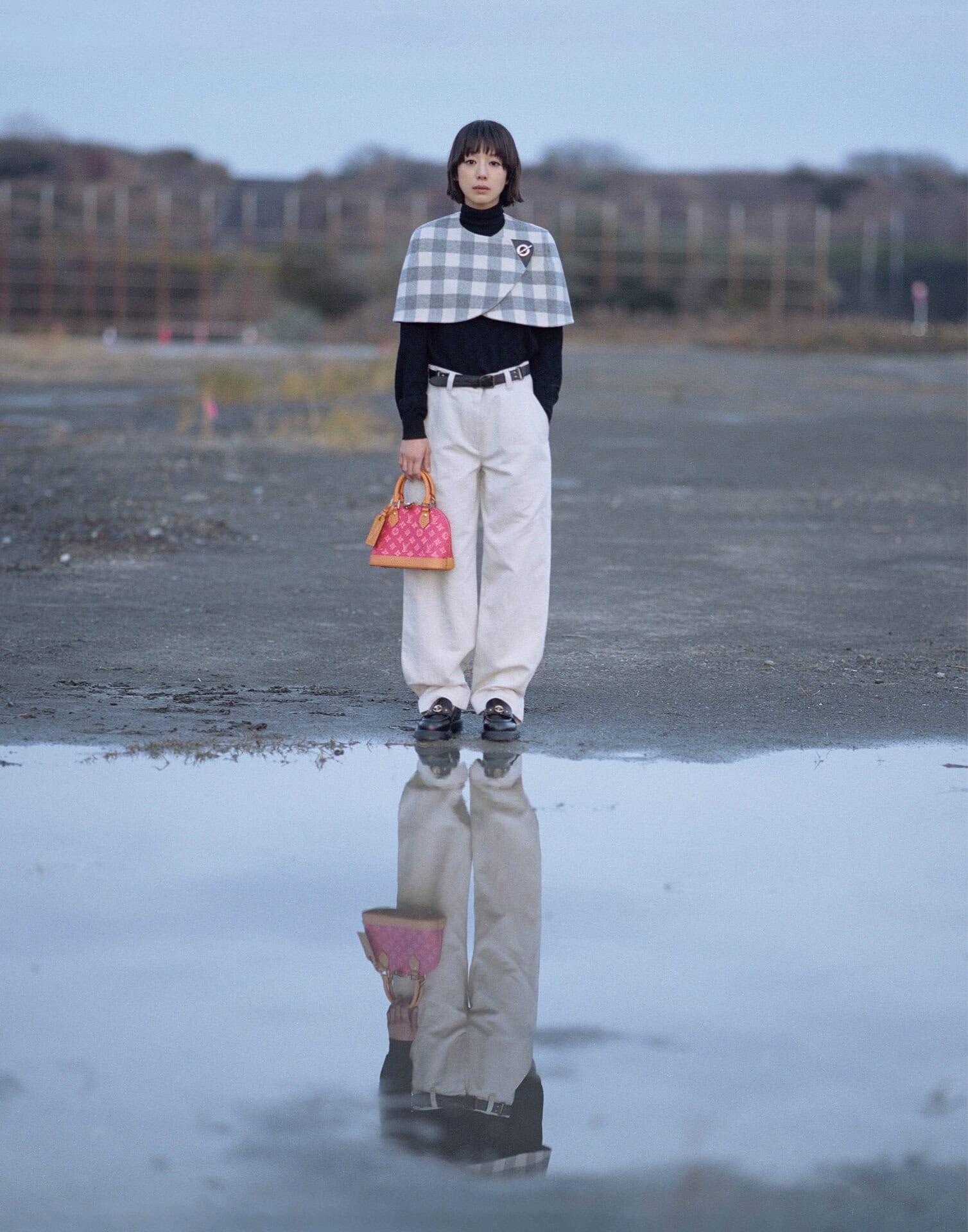 バッグ〈アルマ BB〉［H17.5×W23.5×D11.5㎝］¥368,500※取り外し可能なストラップ付き、トップス¥355,300、ケープ¥311,300、パンツ¥376,200※ベルト付き、シューズ［ヒール1.5㎝］¥188,100（全てルイ・ヴィトン／ルイ・ヴィトン クライアントサービス）