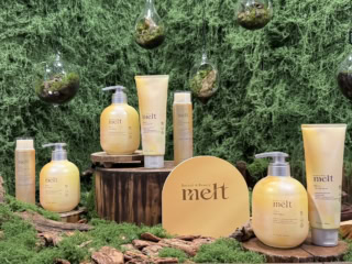 メルト ディープシャンプー 480ml ￥1,760 ＜編集部調べ＞、同 ディープトリートメント 220g ￥1,760＜編集部調べ＞（共に花王）※3月14日発売