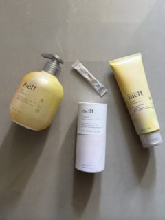 シャンプー、トリートメントと合わせて使いたい炭酸パウダー。落とし切れていないスタイリング剤の残りや頭皮がすっきり気持ちいい！