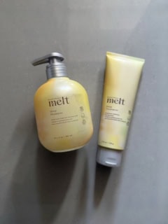 メルト ディープシャンプー 480ml ￥1,760 ＜編集部調べ＞、同 ディープトリートメント 220g ￥1,760＜編集部調べ＞（共に花王）※3月14日発売