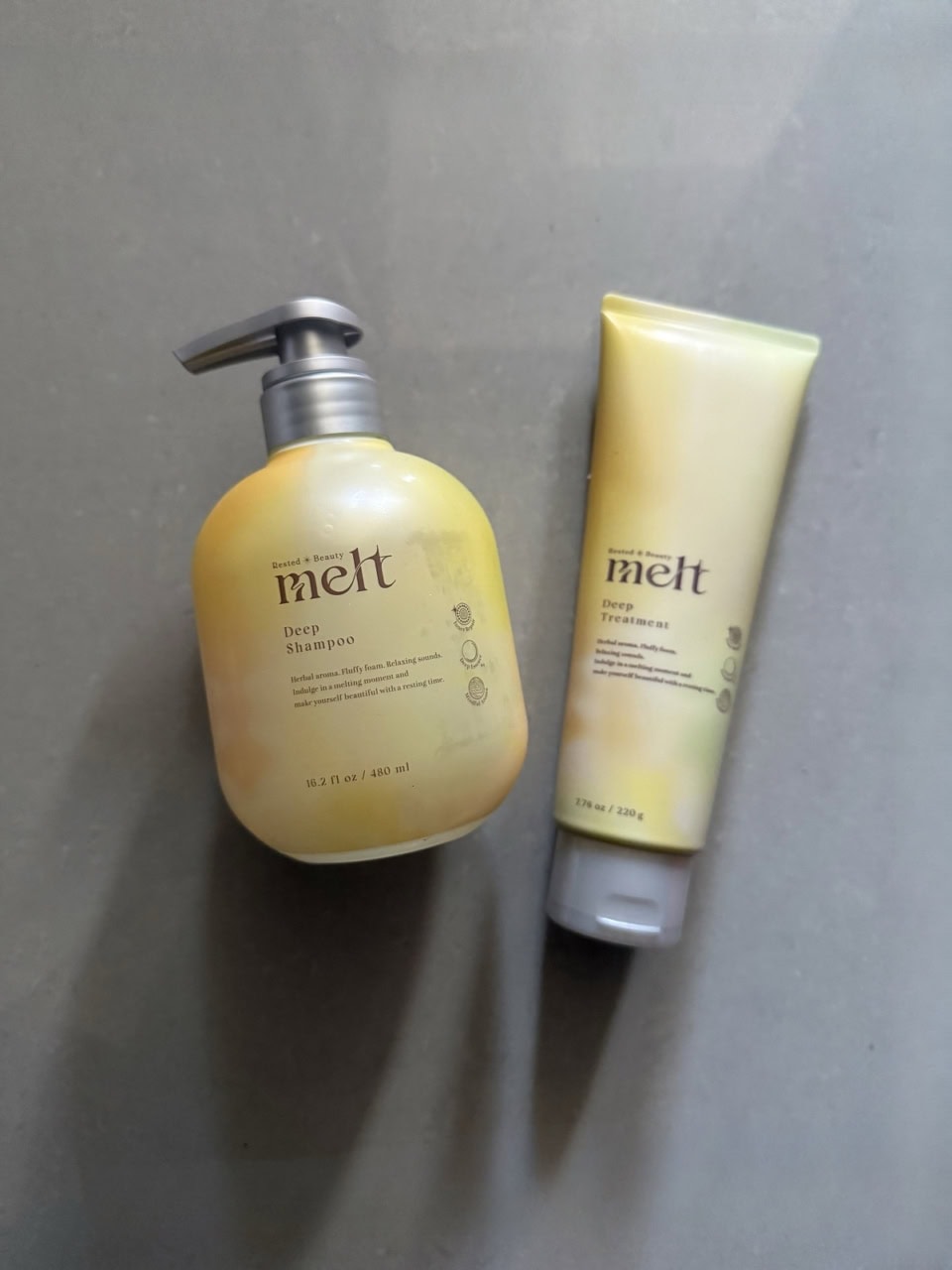 メルト ディープシャンプー 480ml ￥1,760 ＜編集部調べ＞、同 ディープトリートメント 220g ￥1,760＜編集部調べ＞（共に花王）※3月14日発売