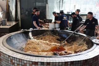 ウズベキスタン料理「プロフ」。ピラフ風の炊き込みご飯