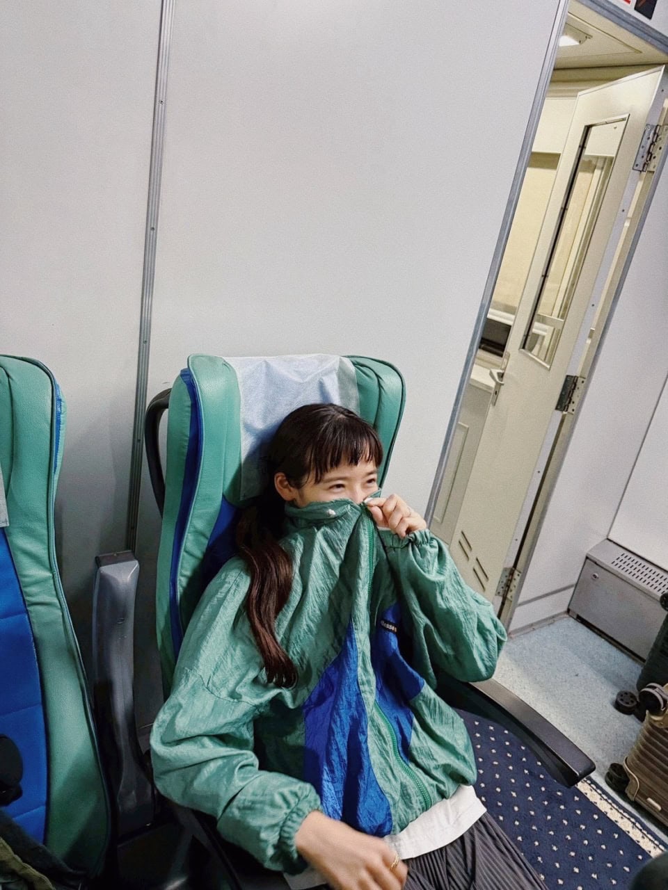 ロストバゲージのため急ごしらえで買ったアウターが列車の車両のシートと全く同じ色だったの図