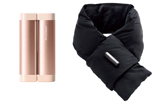 数秒で温かくなる電子カイロやマフラーの力を借りるのも手。左から：3秒で360°全方位発熱。2つに分離するのでアウターのポケットにそれぞれ入れても。充電式カイロ¥5,680（ハゴオギ）、3段階の温度調節ができ、低温なら最長6時間使用可能。パワーマフラー¥11,880（マイトレックス カスタマーサポート）