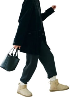 UGG®のムートンブーツ、LUDLOWのジャケット、ARCH THEのニットパンツ、COUDREのピアス、ZARAのサングラス、HERMÈSのバッグ、YUQRIのソックス/全て本人私物