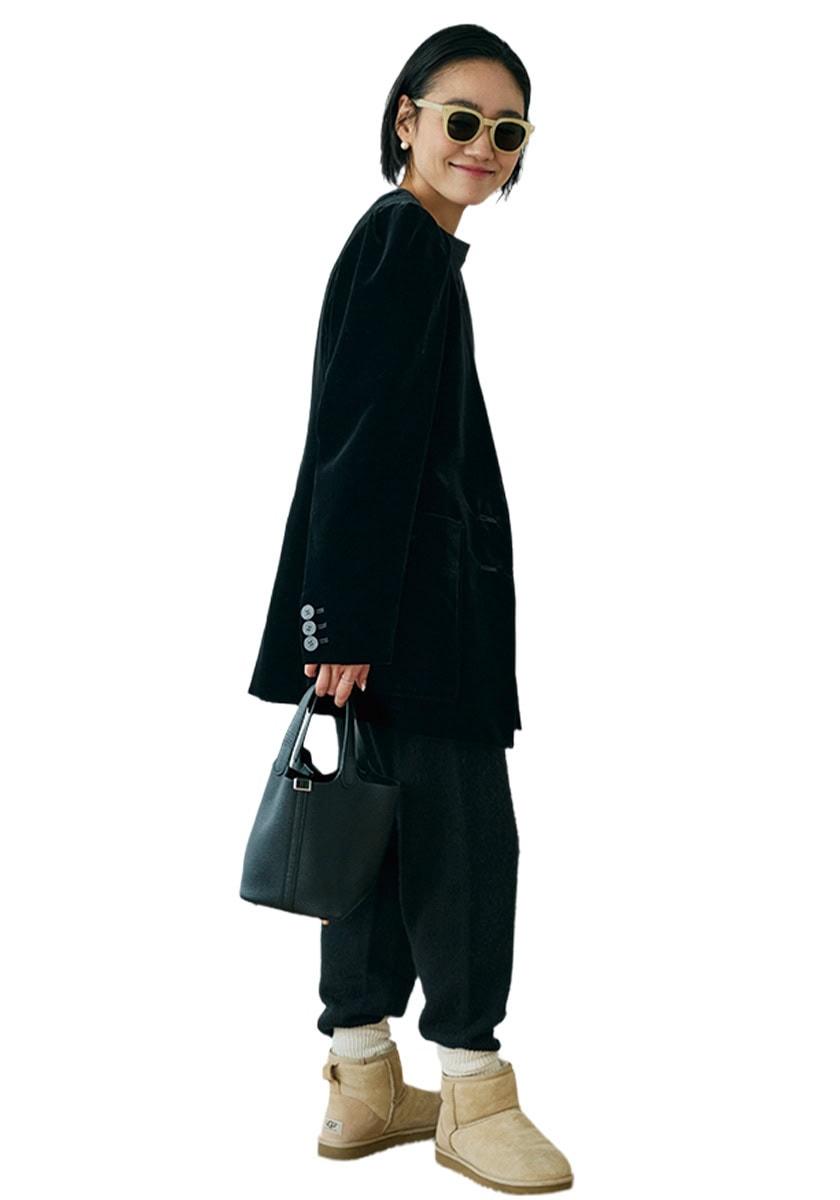 UGG®のムートンブーツ、LUDLOWのジャケット、ARCH THEのニットパンツ、COUDREのピアス、ZARAのサングラス、HERMÈSのバッグ、YUQRIのソックス/全て本人私物