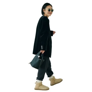 UGG®のムートンブーツ、LUDLOWのジャケット、ARCH THEのニットパンツ、COUDREのピアス、ZARAのサングラス、HERMÈSのバッグ、YUQRIのソックス/全て本人私物