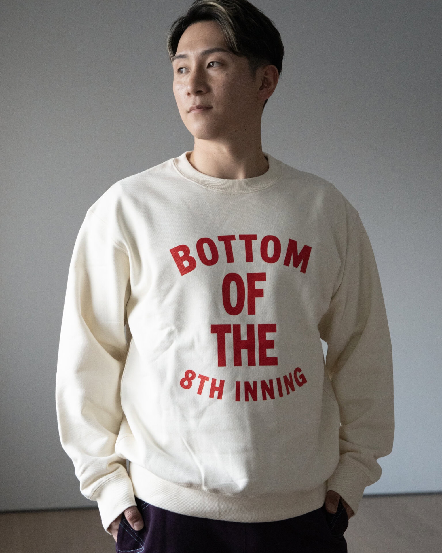 ただただ、かっこいい、西川選手。水洗いとタンブル乾燥を施すことで、洗濯後も縮みにくく長く着られる。8回の裏スエット¥15,400(Fmill Studio)