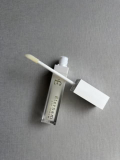 リップグロスのように塗れるチップタイプ。リップグロスのような質感で、ふっくら見せてくれます。