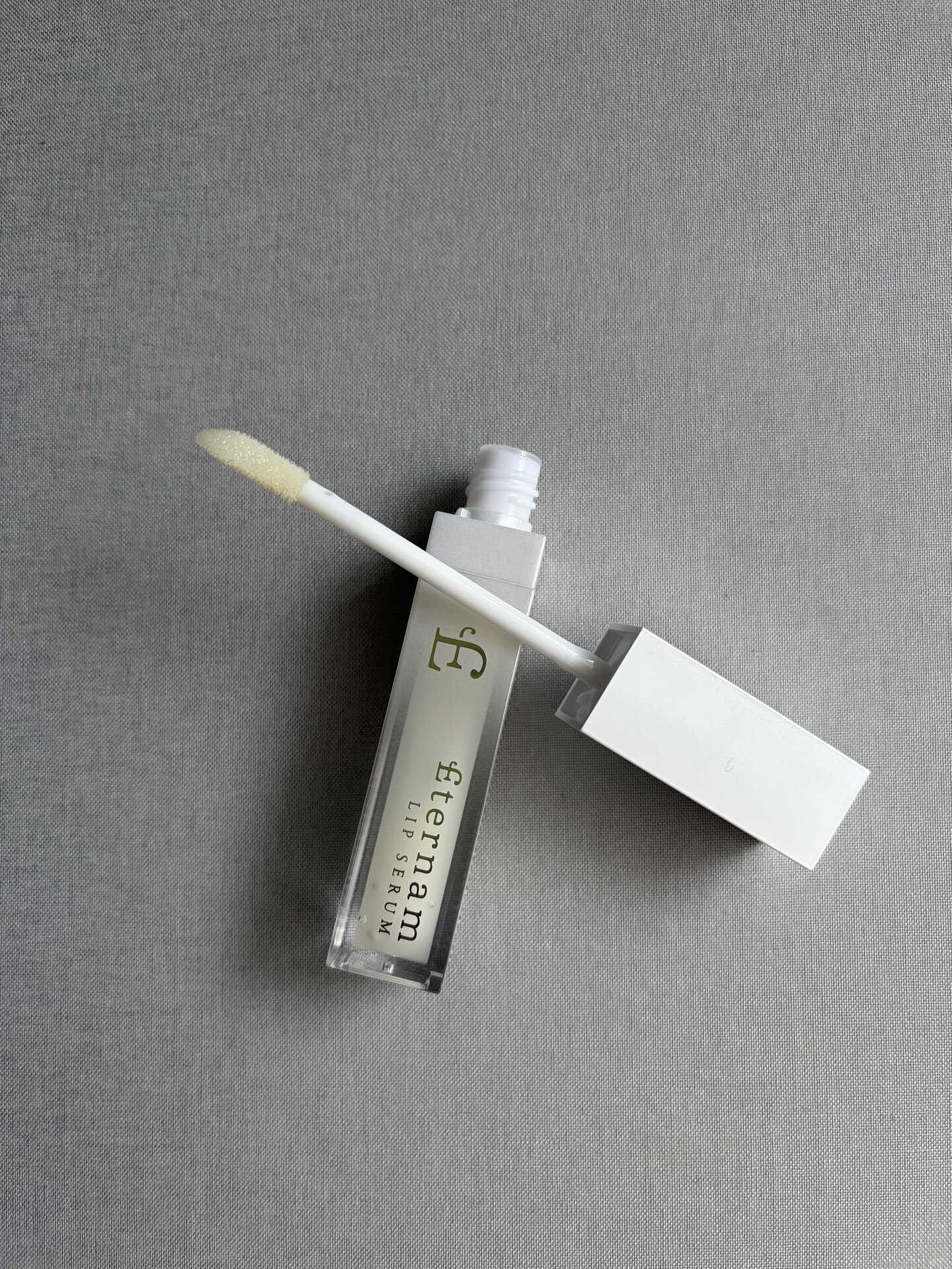 リップグロスのように塗れるチップタイプ。リップグロスのような質感で、ふっくら見せてくれます。