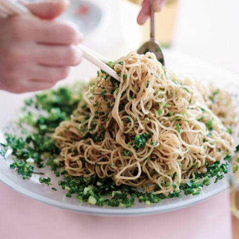 ごま油の香ばしさ、黒酢のコクと深みがたまらない♡ ちょいジャンクな家中華【にら麺】レシピ