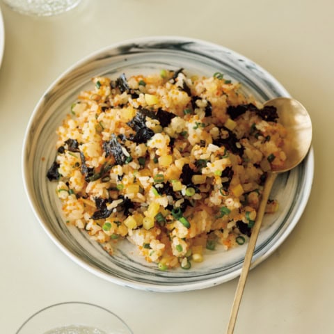 食感がクセになる衝撃のおいしさ♡ 簡単レシピの【とびっことキムチのチュモッパ風韓国混ぜ寿司】